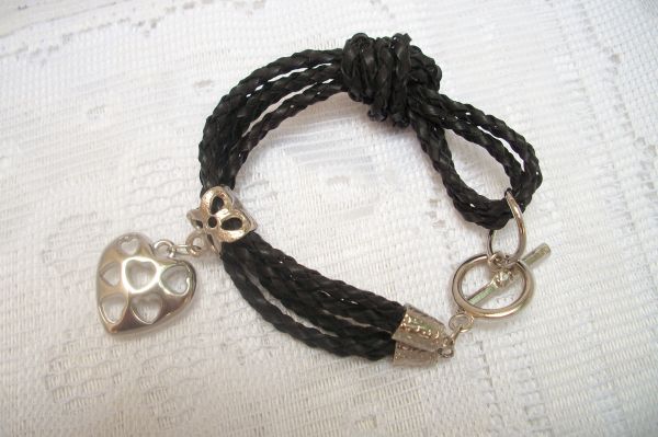 PULSEIRA COURO PRETO EM NÍQUEL CORAÇÃO