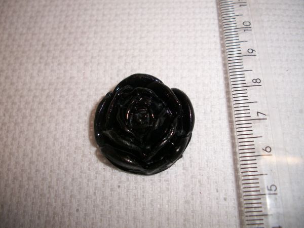 FLOR DE BISCUIT PRETA C/ FURO PASSANTE DE 1,00 POR
