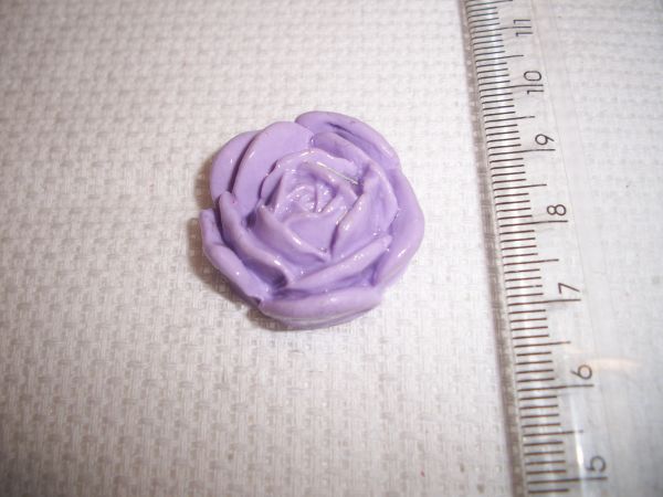 FLOR LILÁS DE BISCUIT C/ FURO PASSANTE DE 1,00 POR