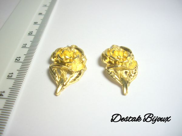 PIN17-PINGENTE FLOR DOURADO-O PAR
